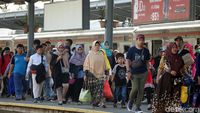 Stasiun Kereta Api Bekasi Dipenuhi Pemudik Arus Balik