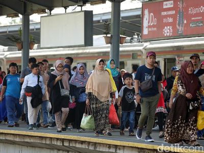 Stasiun Kereta Api Bekasi Dipenuhi Pemudik Arus Balik