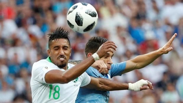 Pemain timnas Arab Saudi Salem Al-Dawsari berduel dengan pemain timnas Uruguay Lucas Torreira, dalam pertandingan di Rostov Arena, Rostov-on-Don, Rusia, 20 Juni.
