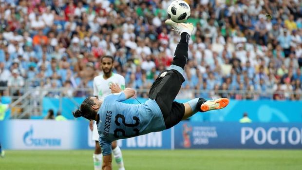 Bek Uruguay Martin Caceres melakukan tendangan salto sebagai upaya mencetak gol ke gawang Arab Saudi.