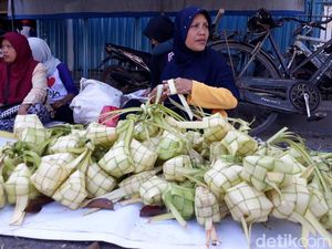 Saat Pedagang Janur Panen Rezeki di Hari Lebaran Ketupat Saat Pedagang Janur Panen Rezeki di Hari Lebaran Ketupat