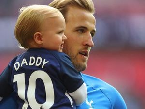 So Sweet! Potret Kapten Inggris Harry Kane Bersama Putri Kecilnya