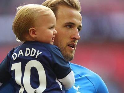So Sweet! Potret Kapten Inggris Harry Kane Bersama Putri Kecilnya
