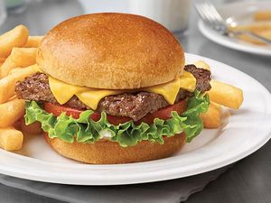 Waduh! Restoran Ini Suruh Chef Ludahi Burger Pesanan Pengunjung