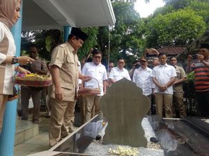 Prabowo Ziarah ke Makam Jenderal M Jusuf