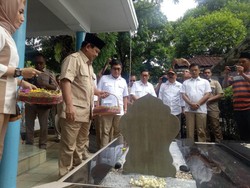 Prabowo Ziarah ke Makam Jenderal M Jusuf