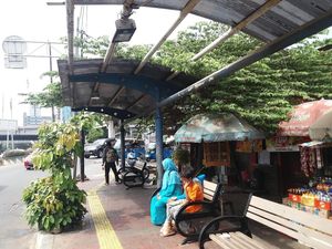 Tak Terawat, Atap Halte Bus di Grogol Terlepas