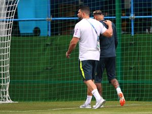 Efek Dihabisi Pemain Swiss, Neymar Tertatih Tinggalkan Latihan