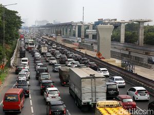 Tol Cikampek Arah Jakarta Padat 11 Km
