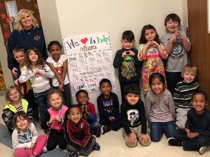 Momen Manis Saat Bocah Difabel Akrab dengan Temannya di Sekolah