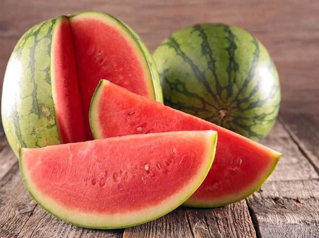 5 Buah Segar Kaya Nutrisi yang Cocok Dikonsumsi Saat Cuaca Terik 5 Buah Segar Kaya Nutrisi yang Cocok Dikonsumsi Saat Cuaca Terik