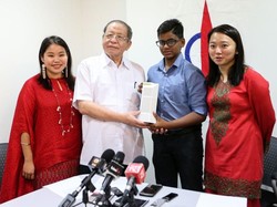 Bantu Lunasi Utang Malaysia, Bocah Ini Sumbangkan Tabungan 8 Bulan