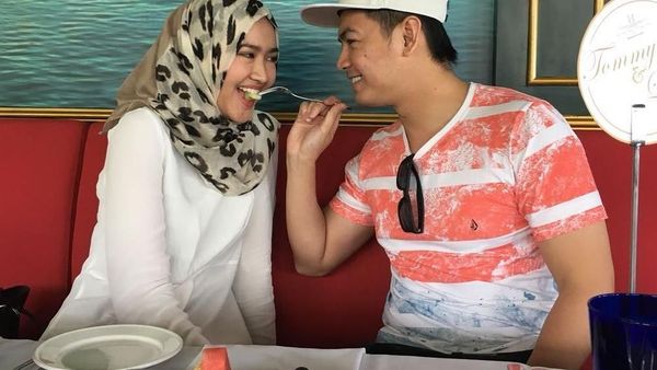 Momen Seru Tommy Kurniawan Menikmati Makanan Bersama Teman-temannya