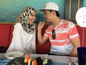 Momen Seru Tommy Kurniawan Menikmati Makanan Bersama Teman-temannya Momen Seru Tommy Kurniawan Menikmati Makanan Bersama Teman-temannya
