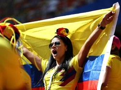 Puluhan ribu penonton menonton langsung duel Kolombia vs Jepang di Mordovia Arena, Saransk, Selasa (19/6/2018). Suporter cantik Kolombia ini adalah salah satunya. Foto: Clive Mason/Getty Images