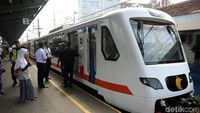 Libur Lebaran Terakhir, Warga Bekasi Jajal Kereta Bandara Soetta