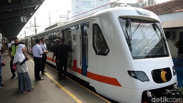 Libur Lebaran Terakhir, Warga Bekasi Jajal Kereta Bandara Soetta