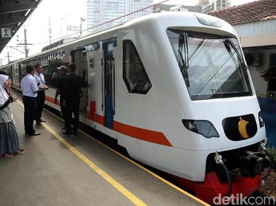 Libur Lebaran Terakhir, Warga Bekasi Jajal Kereta Bandara Soetta
