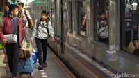 Suasana Terkini Arus Balik di Stasiun Senen