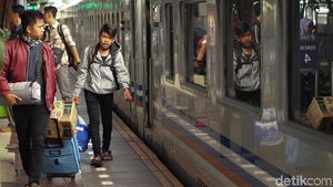 Suasana Terkini Arus Balik di Stasiun Senen