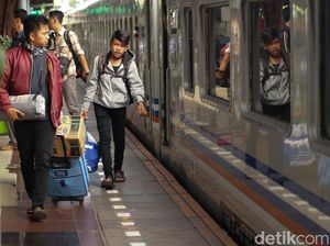 Suasana Terkini Arus Balik di Stasiun Senen
