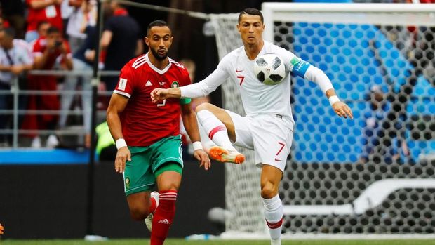 Cristiano Ronaldo mencetak gol cepat ke gawang Maroko.