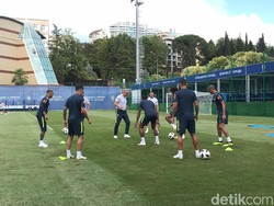 Sesi latihan timnas Brasil mulai digelar pukul 17.00 waktu setempat. Sekitar 15 menit media diberi kesempatan untuk mengabadikan momen-momen para pemain Brasil melakukan pemanasan.