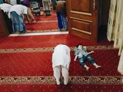 Menunggui Adik saat Salat Tarawih