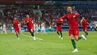 Cristiano Ronaldo mencetak hat-trick saat Portugal berimbang 3-3 dengan Spanyol di fase grup. Dia pun langsung menjadi pemain tertua yang cetak trigol di Piala Dunia dalam usai 33 tahun 130 hari. (Foto: Hannah McKay/Reuters)