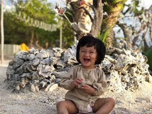 Aksi Menggemaskan Anak Atiqah Hasiholan Saat Memeluk Kucing