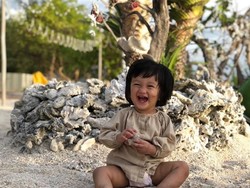 Aksi Menggemaskan Anak Atiqah Hasiholan Saat Memeluk Kucing