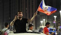 Mereka juga mengibarkan bendera Rusia. Maxim Shemetov/Reuters.