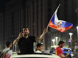 Mereka juga mengibarkan bendera Rusia. Maxim Shemetov/Reuters.