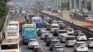 Foto: Arus Balik di Tol Jakarta-Cikampek Padat