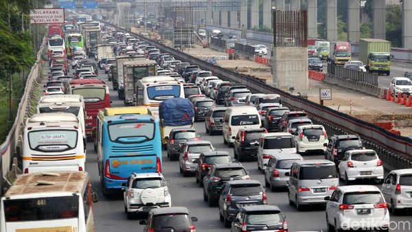 Foto: Arus Balik di Tol Jakarta-Cikampek Padat