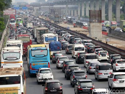 Foto: Arus Balik di Tol Jakarta-Cikampek Padat