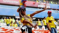 Lihatlah gaya suporter Kolombia ini di tribune penonton. Foto: Darren Staples/Reuters