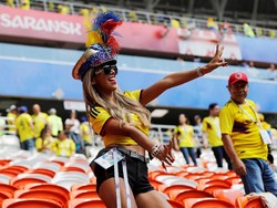 Lihatlah gaya suporter Kolombia ini di tribune penonton. Foto: Darren Staples/Reuters