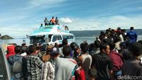 Foto: Keluarga Menanti Kabar Korban KM Sinar Bangun di Danau Toba