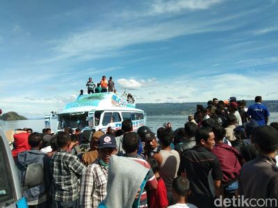 Foto: Keluarga Menanti Kabar Korban KM Sinar Bangun di Danau Toba
