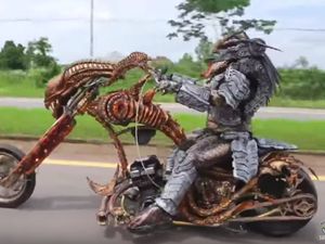 Ngeri, Ada Predator Naik Motor Chopper Ngeri, Ada Predator Naik Motor Chopper