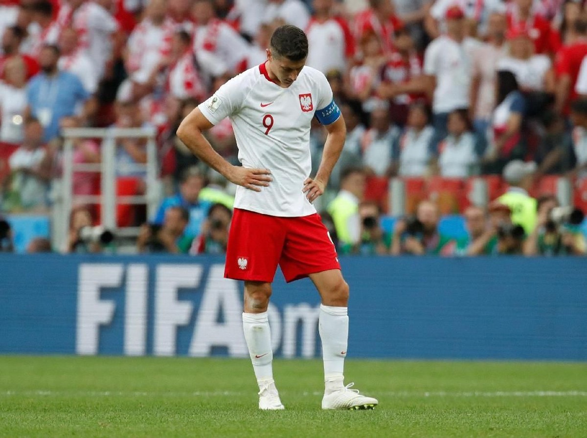 Kekecewaan Robert Lewandowski setelah Polandia dikalahkan Senegal (Foto: Christian Hartmann/Reuters)