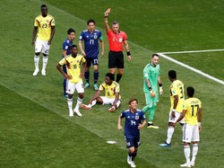 Carlos Sanchez mendapat kartu merah karena melakukan hand ball di kotak penalti. Reuters/Damir Sagolj.