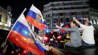 Selesai pertandingan tersebut, terlihat sejumlah suporter tim nasional melakukan konvoi dengan membawa berbagai macam atribut untuk merayakan kemenangan. Maxim Shemetov/Reuters.