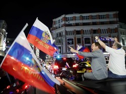 Selesai pertandingan tersebut, terlihat sejumlah suporter tim nasional melakukan konvoi dengan membawa berbagai macam atribut untuk merayakan kemenangan. Maxim Shemetov/Reuters.