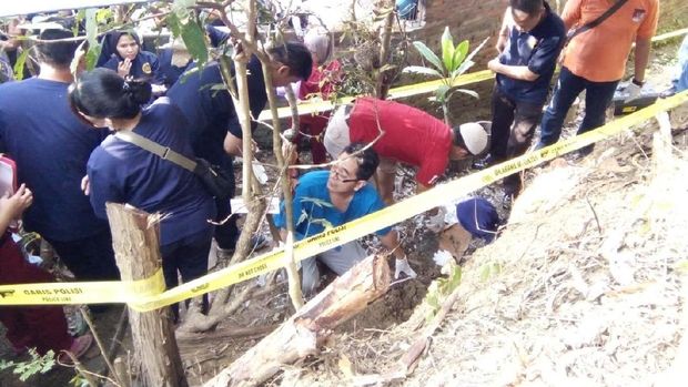 20 Kantong jenazah janin dikubur di halaman rumah Mbah Yam.