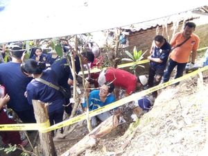 Di Belakang Rumah Dukun Aborsi Ditemukan Tulang Belulang Bayi
