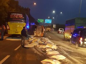 Bus Tabrak Truk Beras di Tol JORR, 2 Orang Luka