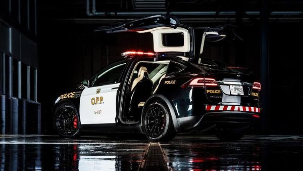 Tesla Model X Jadi Mobil Polisi Swiss