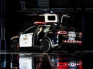 Tesla Model X Jadi Mobil Polisi Swiss